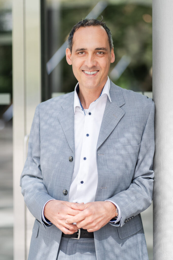 bewerbungsfotos salzburg modern outdoor männer portrait anzug business portrait